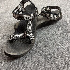 TEVA Women’s Universal Campo Black/White Hurricane Sandals size: 8